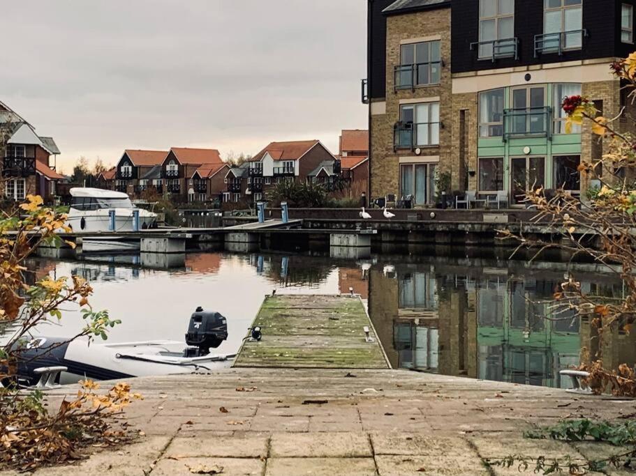 Waterside Townhouse With Balcony And Marina View Appartamento Skellingthorpe Esterno foto